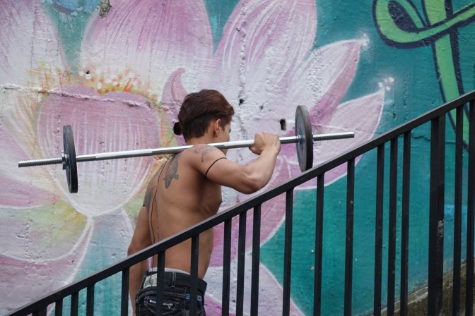 comune 13 - man with weight